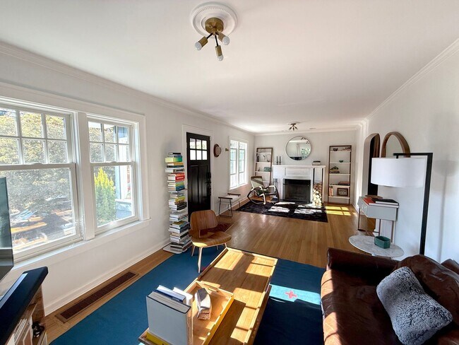 Building Photo - Updated 4-Bedroom Home in the Heart of Loy...