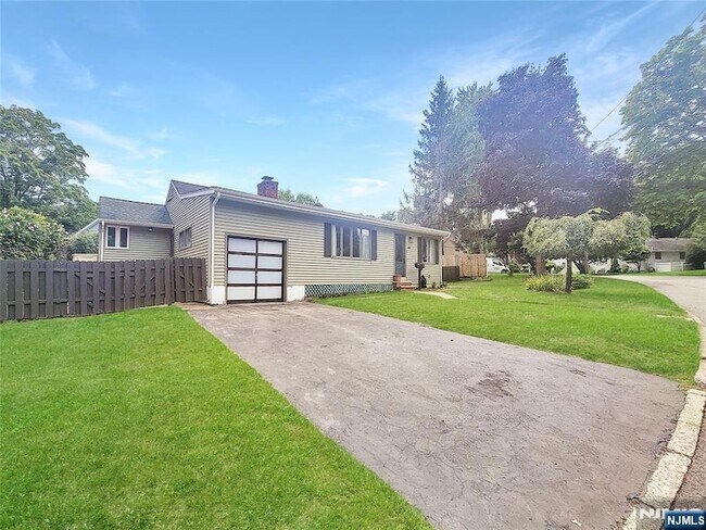 Building Photo - 40 Beechwood Rd