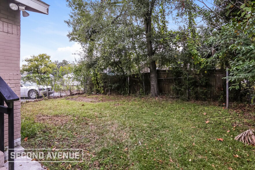 Building Photo - 2121 Broadway Ave