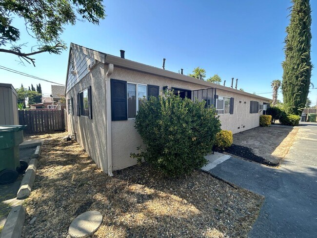 Building Photo - 683 - 695 Vermont Avenue, Turlock CA 95380