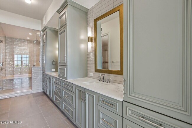 Building Photo - 4240 E Camelback Rd