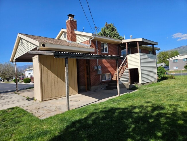 Building Photo - Spacious 4 Bed Bountiful Home | Central Location & Covered Parking