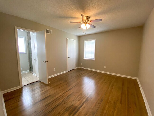 Building Photo - Large 3 bed, 2 bath home near Raines and I...