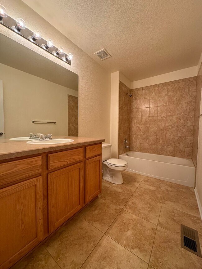 Building Photo - Wonderful Townhome in Harvest Park Southeast Ft. Collins