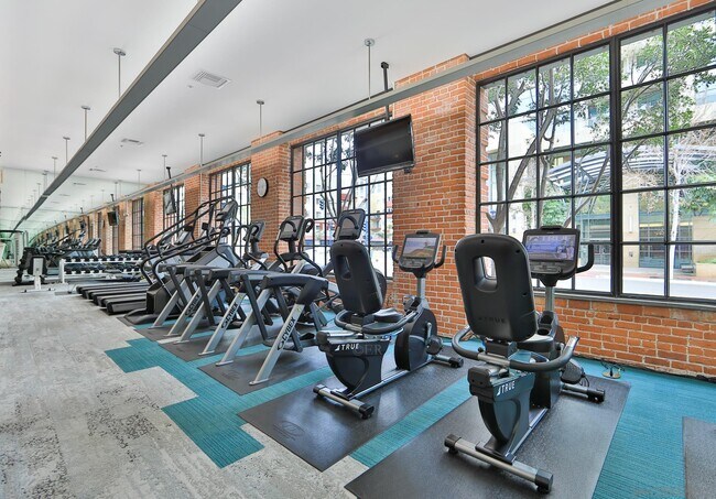 Building Photo - 500 W Harbor Dr