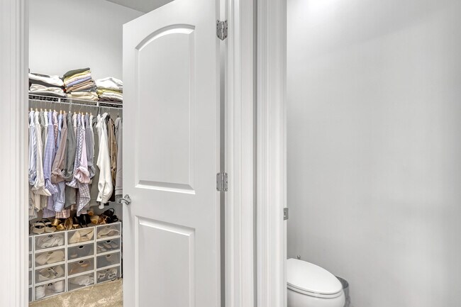 Building Photo - 4740 Chantilly Rd