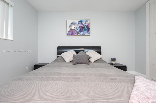 Building Photo - 810 S Rainbow Dr