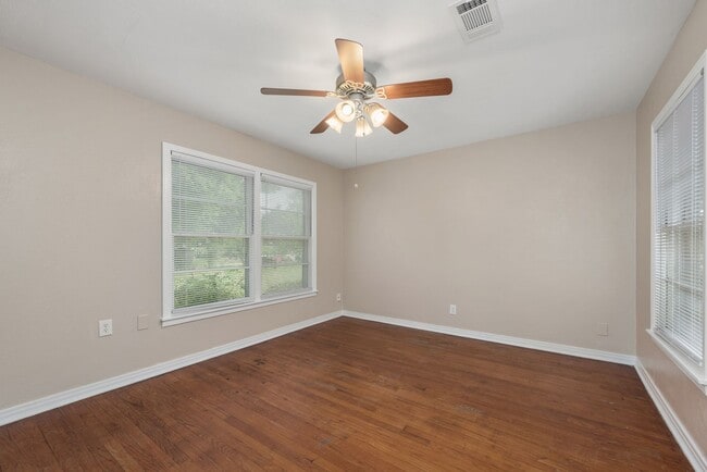 Building Photo - PRE-LEASING Spacious 2 Bed/1 Bath with Har...