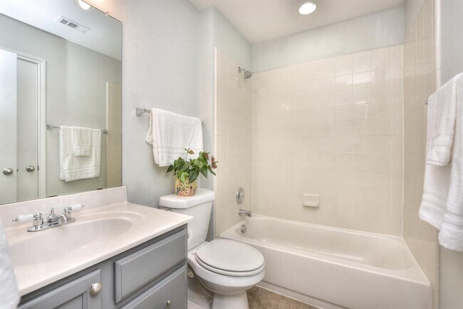 Building Photo - 2206 Weiss Ln