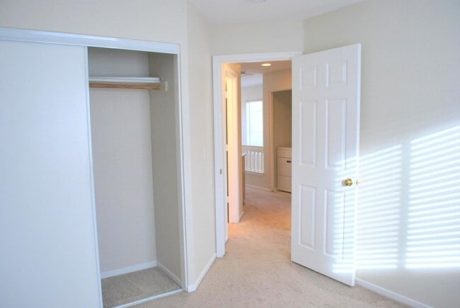 Building Photo - Bright & Modern Townhouse in Beautiful Danville! Close to Blackhawk Plaza!