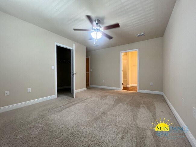 Building Photo - Reserve Pointe Townhome with Community Pool!