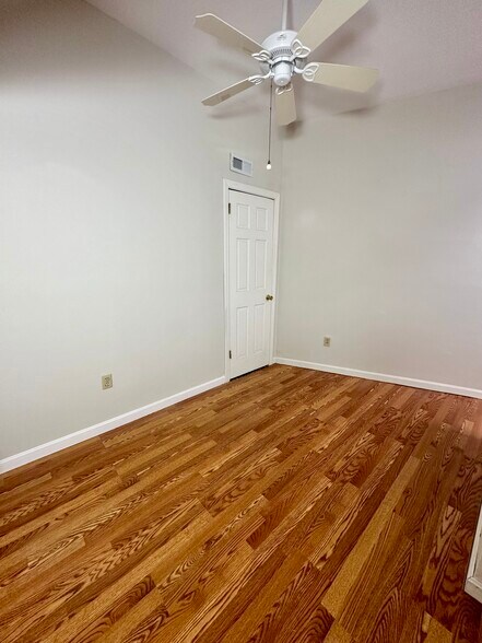 Building Photo - 4480 Post Rd