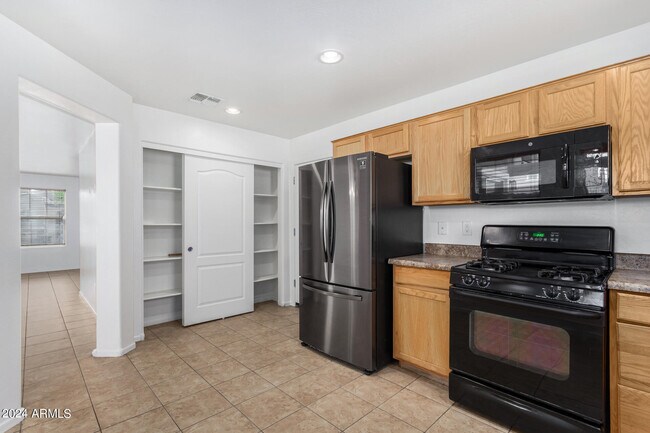 Building Photo - 2261 S Ponderosa Dr