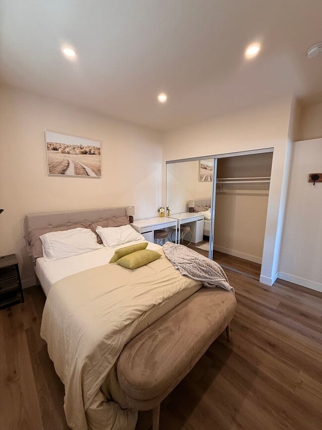 Building Photo - Charming furnished 1BR/1BA Room in Oakland.