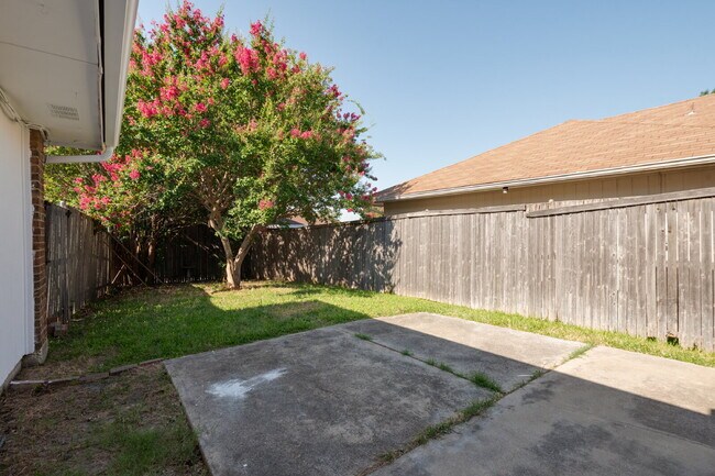 Building Photo - Charming 2BD Home in Far North Dallas