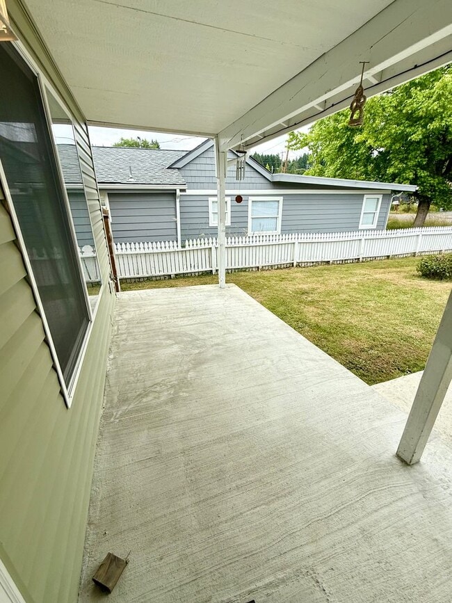 Building Photo - Spacious house in Bremerton.