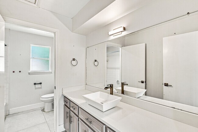 Building Photo - 1135 Trowbridge Dr