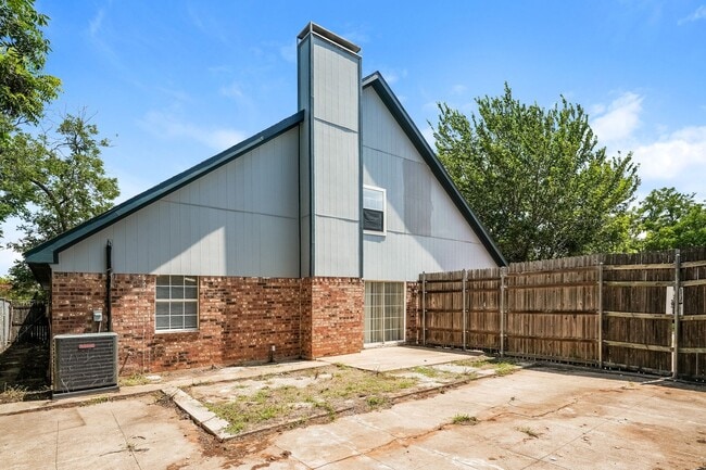 Building Photo - 4 BR/2BA | Updated Single Family Home | Gorgeous hardwoods | Storage attic!