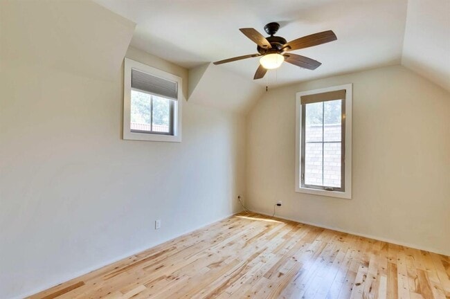 Building Photo - 417 W Johanna St