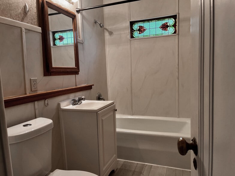 Building Photo - 5035 Walnut St