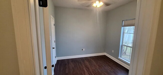 Building Photo - 38249 Mindi Ct