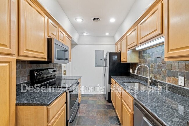 Building Photo - 5025 Hillsboro Pike