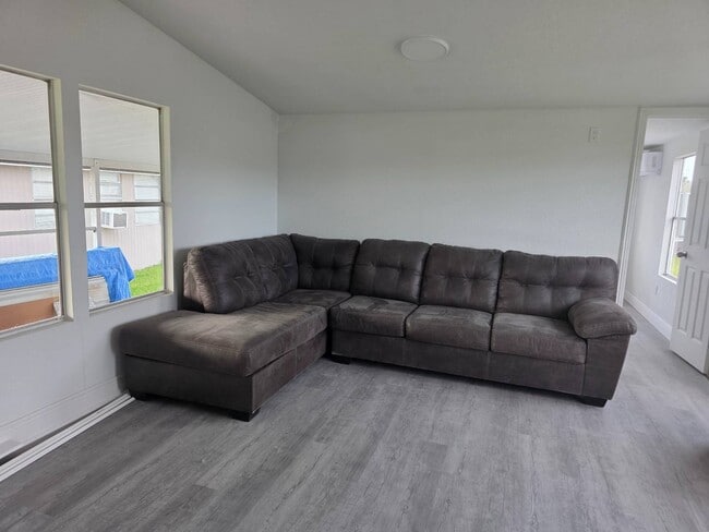 Building Photo - 2910 Hibiscus Run Ln.