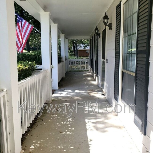 Building Photo - 231 Brooks Dr