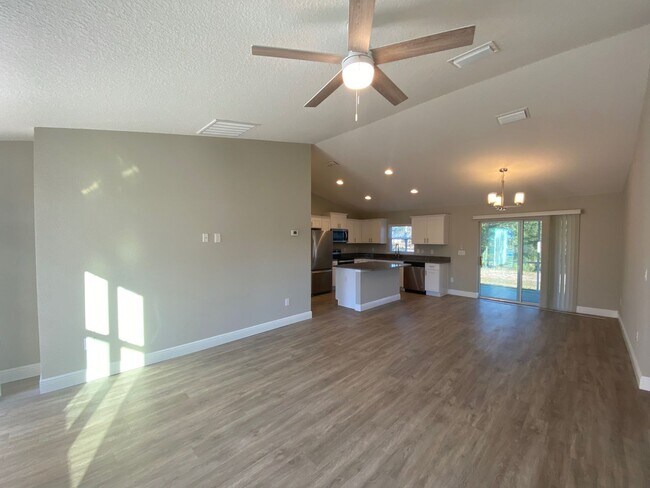 Building Photo - Available December 15th.....Custom Home - Desirable SE Ocala Neighborhood 3/2/2 **WON'T LAST**