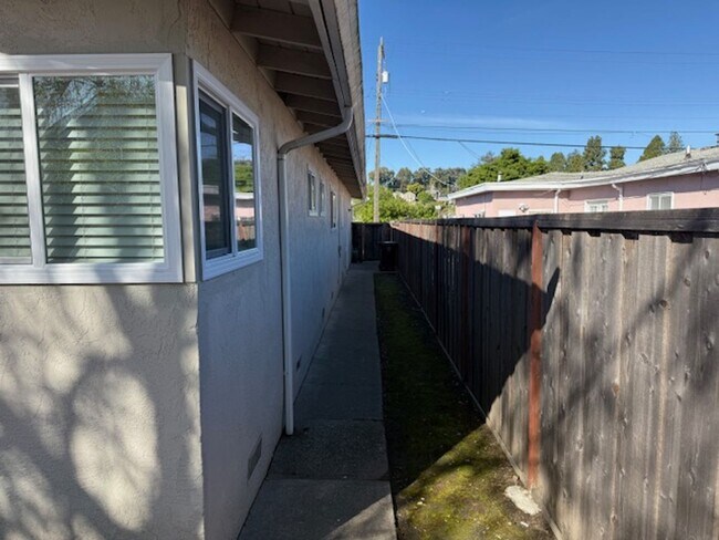 Building Photo - Fully Renovated 3-Bedroom Single Family Home in Rodeo