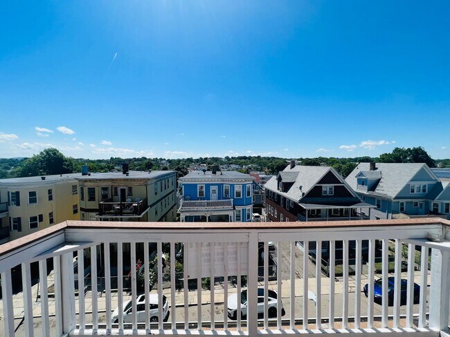 Building Photo - NEWLY RENOVATED PENTHOUSE UNIT