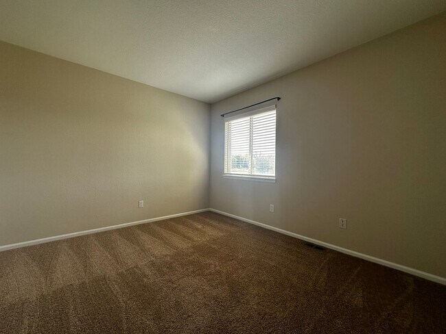 Building Photo - Large 2-story home with 3 bedrooms up plus loft!  Finished basement!