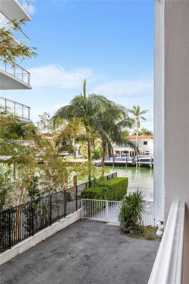 Building Photo - 9440 W Bay Harbor Dr