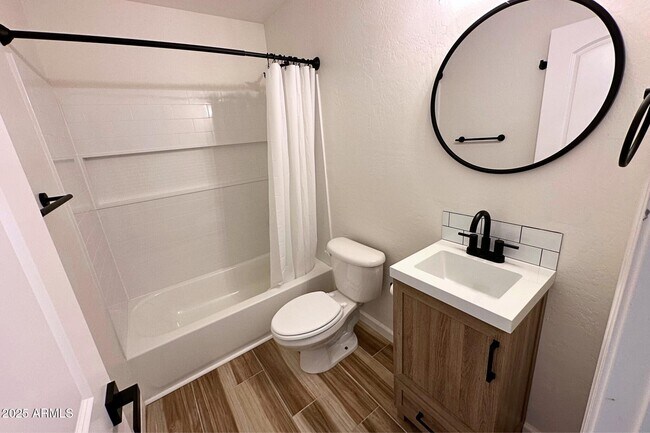 Building Photo - 1345 S Owl Dr