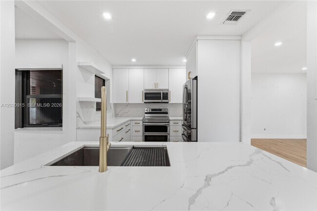 Building Photo - 121 SW 71st Ave