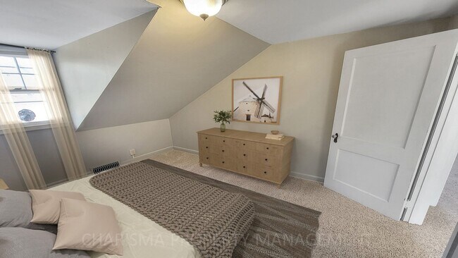 Building Photo - Cozy & Quaint 3 Bedroom House With Lots of Extras!