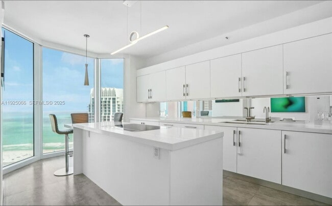 Building Photo - 300 South Pointe Dr