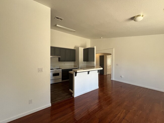 Building Photo - MOVE IN READY!!