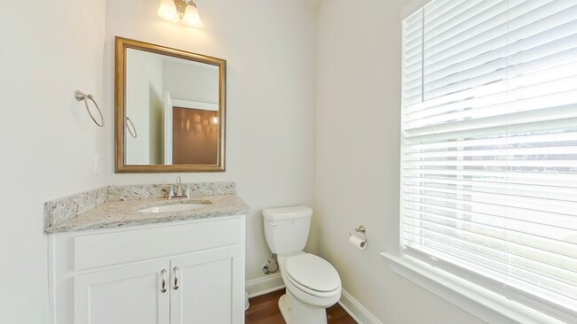 Building Photo - Like New Townhome