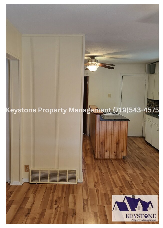 Building Photo - Downtown Apartment in 4-Plex with 2 Bedroo...