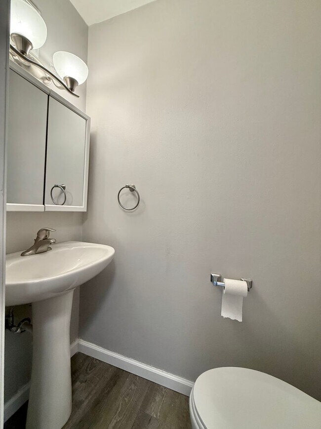 Building Photo - Pennoyer 1703/1705