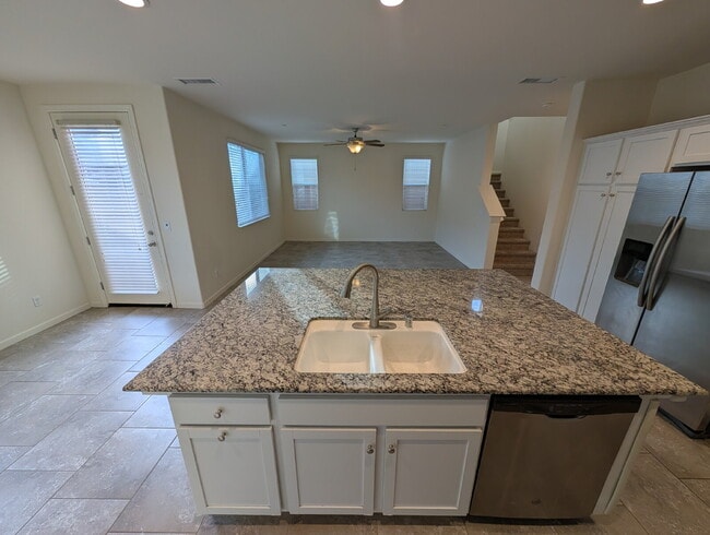 Building Photo - "Spacious 4-Bed Home with 2.5 Baths in Charming Clovis Locale – 1945 Sq. Ft. of Comfort!"