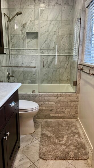 Building Photo - 10830 Lindbrook Dr