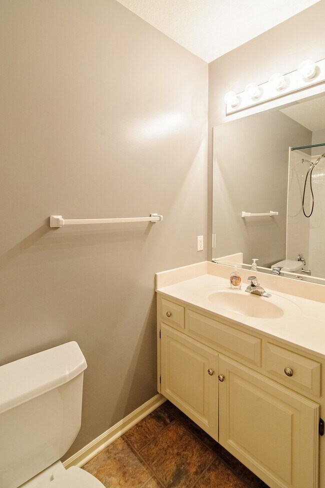 Building Photo - Gorgeous 4 Bedroom home in Blue Valley Schools