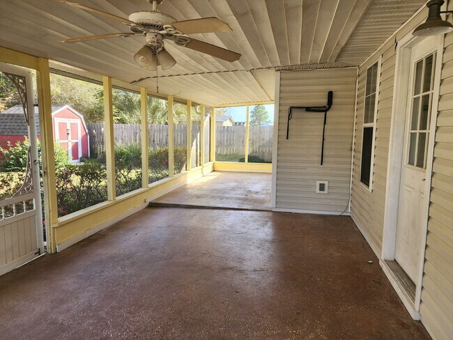 Building Photo - Adorable back yard in Gulf Shores - 3/2