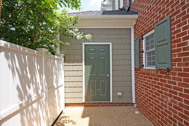 Building Photo - Dog-Friendly Old Trail Townhome
