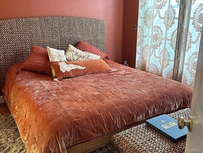 Building Photo - 1020 S San Marino Way