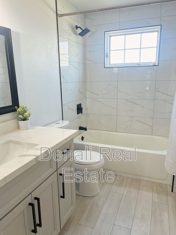 Building Photo - 1759 N Spring Cir