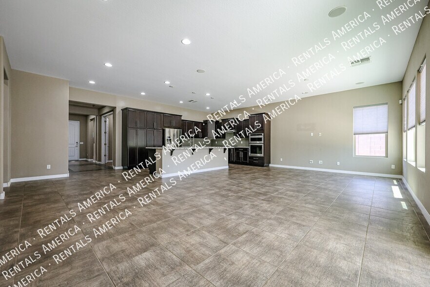 Building Photo - 3325 E Coconino Dr