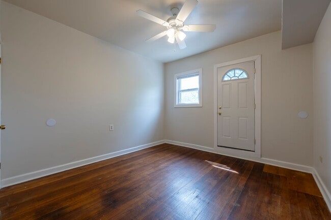 Building Photo - Sunny Spacious 3 Bedroom 1 Bathroom